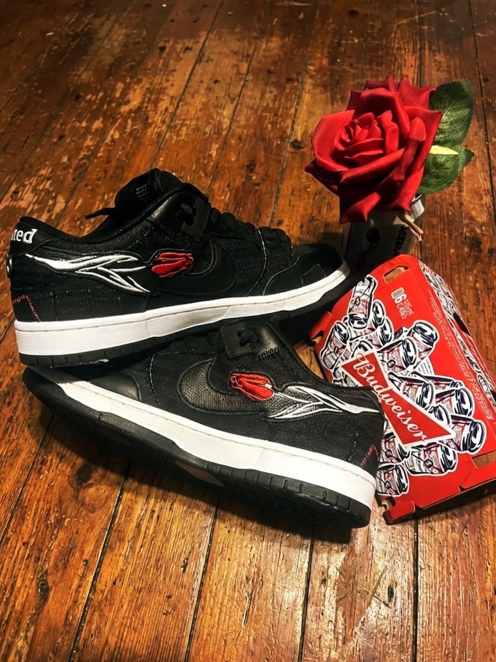 ブラック系のTシャツ/カットソー、ホワイト系のTシャツ/カットソー、ブラック系のスウェットパンツを着用したメンズの冬コーディネートの4枚目の写真