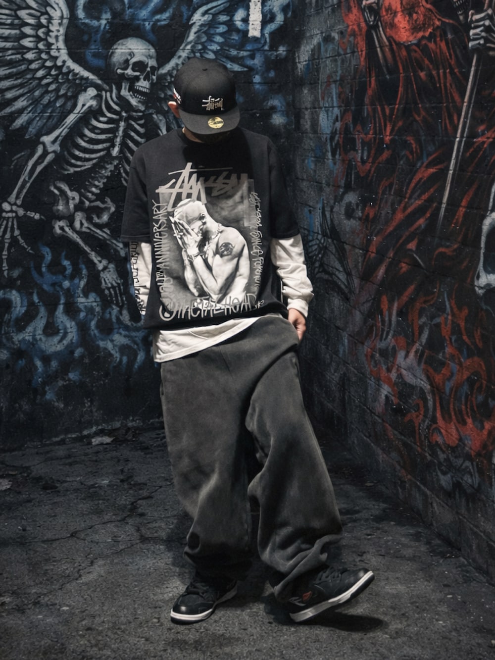 ブラック系のTシャツ/カットソー、ホワイト系のTシャツ/カットソー、ブラック系のスウェットパンツを着用したメンズの冬コーディネートの2枚目の写真