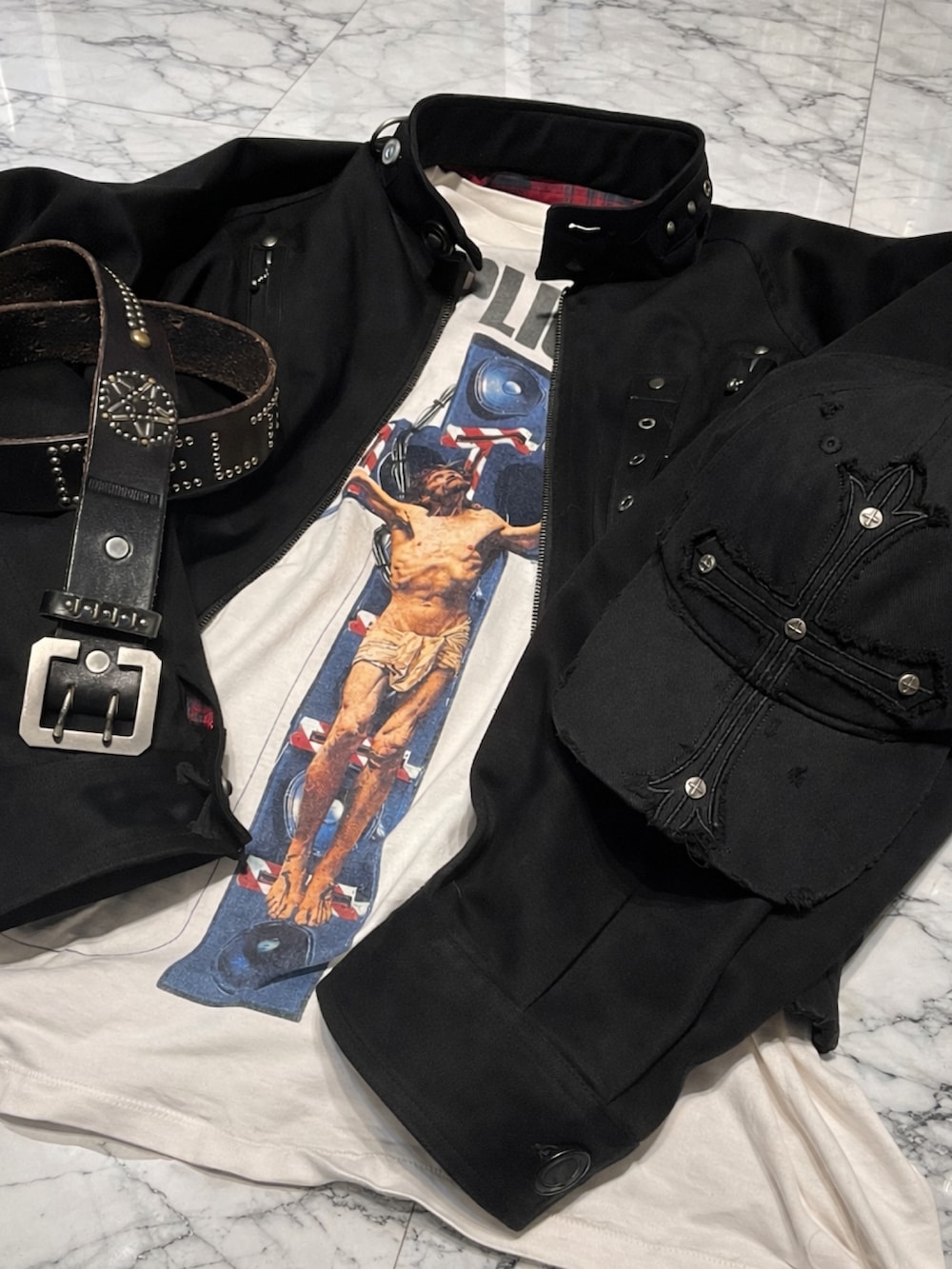 ホワイト系のTシャツ/カットソー、ブラック系のジャケット/アウター、ブラック系のスニーカーを着用したメンズの冬コーディネートの3枚目の写真