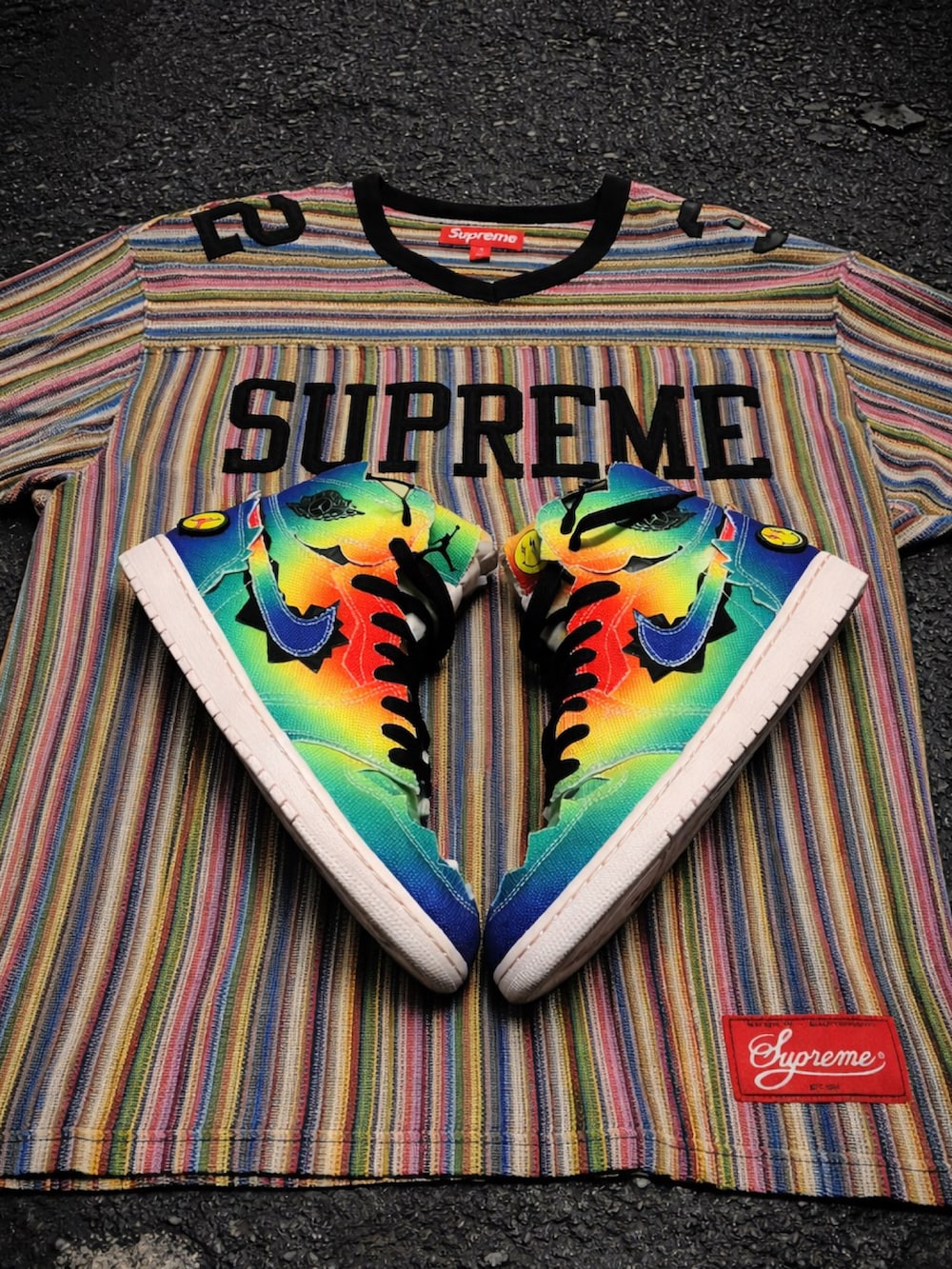 その他のTシャツ/カットソー、ブラック系のデニムパンツ、その他のスニーカーを着用したメンズの冬コーディネートの3枚目の写真