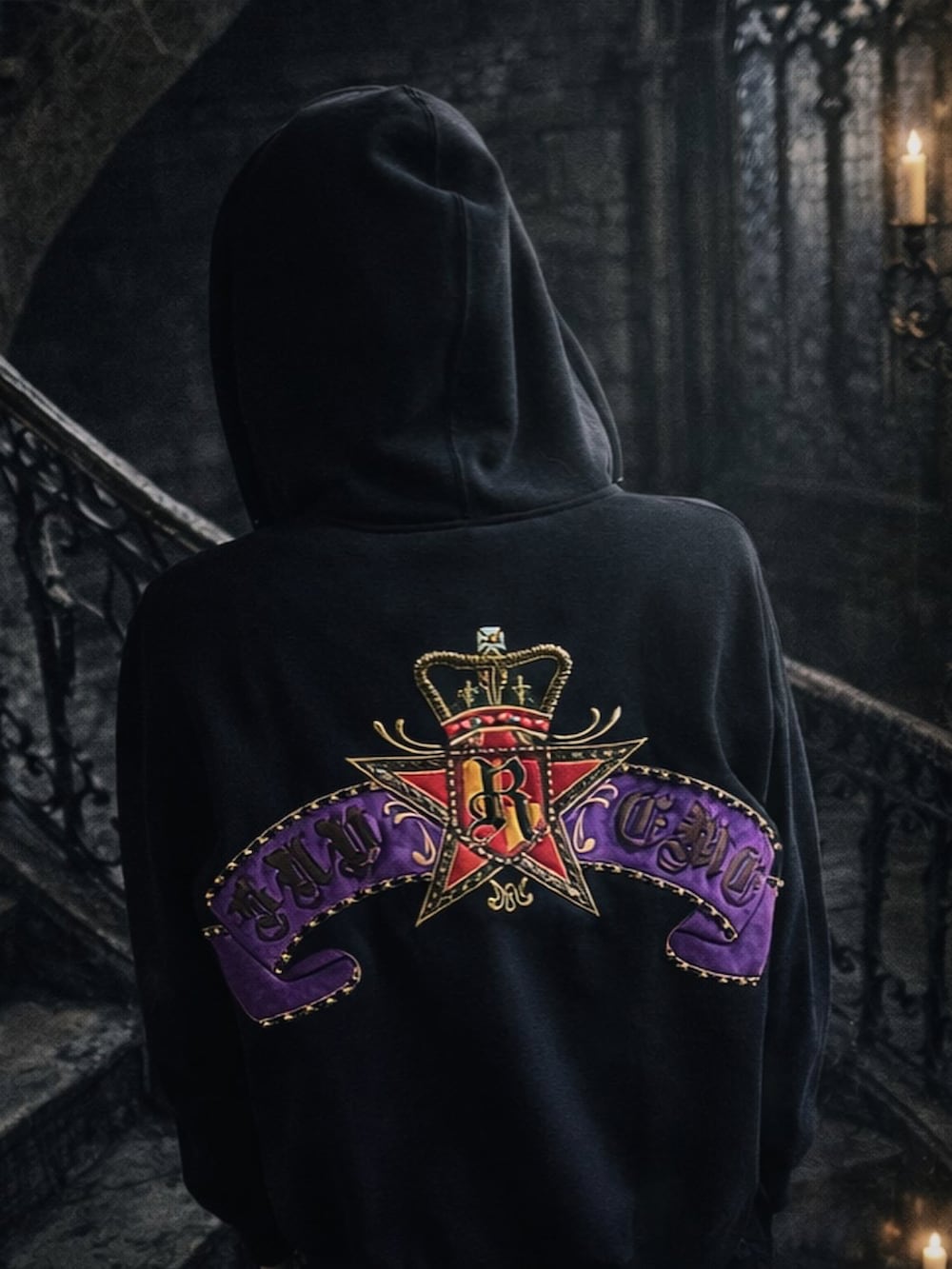 ベージュ系のブーツ、ブラック系のパーカー、ブラック系のTシャツ/カットソーを着用したメンズの冬コーディネートの2枚目の写真