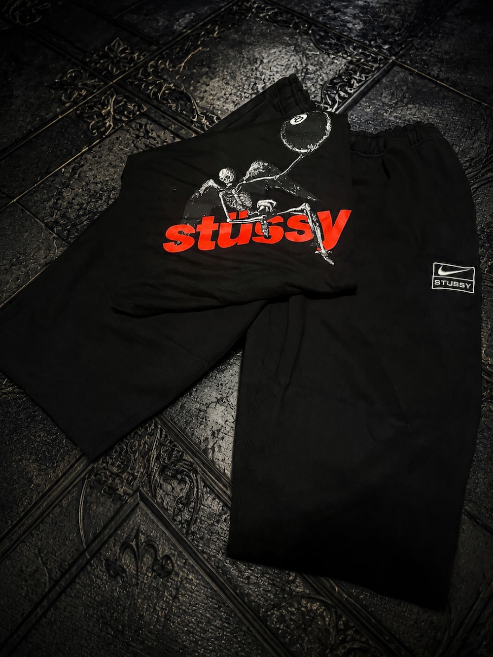 ブラック系のTシャツ/カットソー、ブラック系のスウェットパンツを着用したメンズの夏コーディネートの3枚目の写真