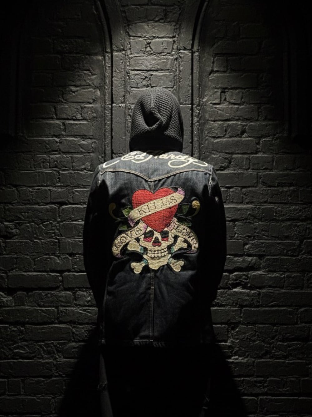 ブラック系のデニムパンツ、ブラック系のTシャツ/カットソー、ブルー系のテーラードジャケットを着用したメンズの冬コーディネートの2枚目の写真