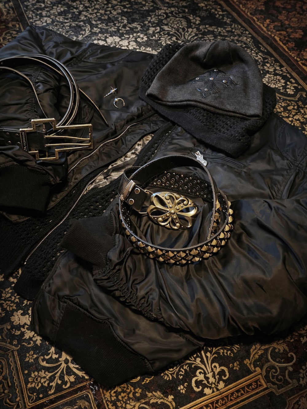 ブラック系のブーツ、ブラック系のMA-1、グレー系のその他パンツを着用したメンズの冬コーディネートの2枚目の写真