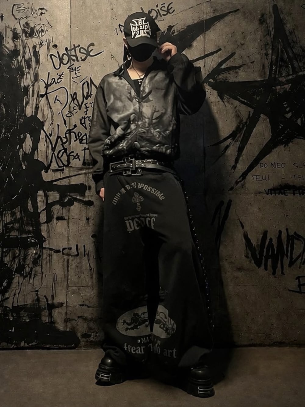 ブラック系のその他アウター、ブラック系のブーツを着用したメンズの春コーディネートの2枚目の写真