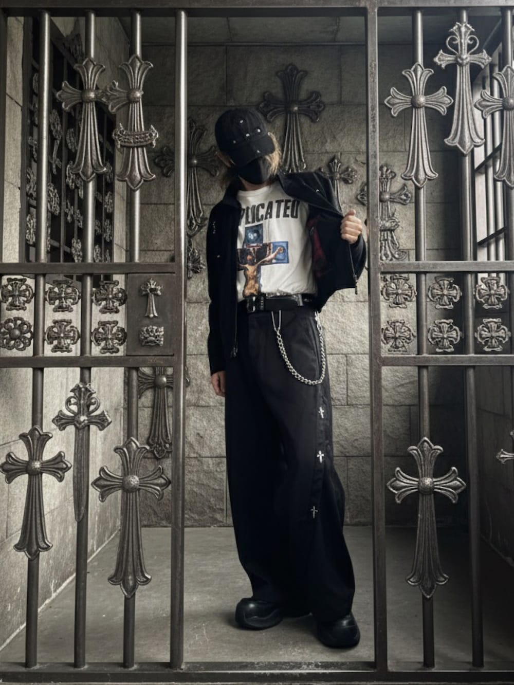 ホワイト系のTシャツ/カットソー、ブラック系のジャケット/アウター、ブラック系のスニーカーを着用したメンズの冬コーディネートの2枚目の写真