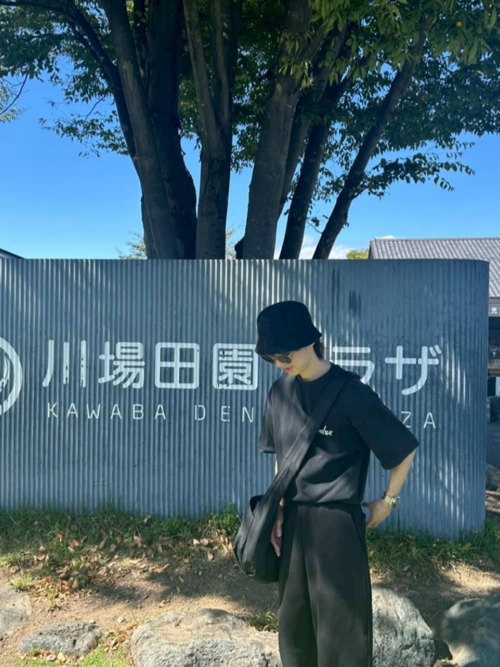 ブラック系のスニーカー、ブラック系のTシャツ/カットソー、ブラック系のパンツを着用したメンズの秋コーディネートの2枚目の写真