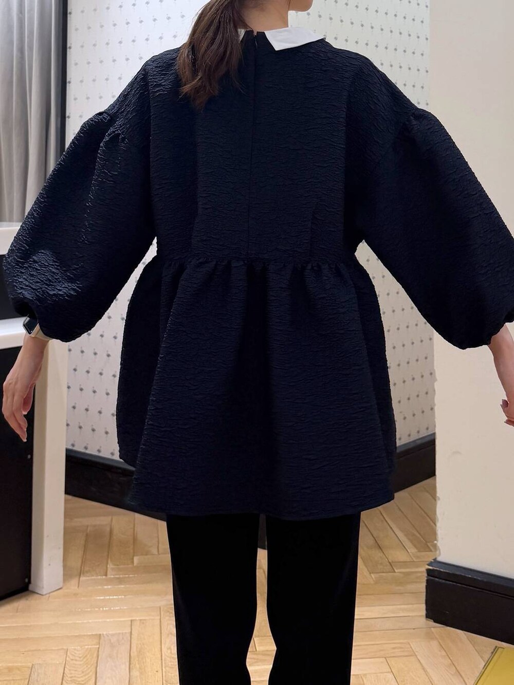 ブルー系のスーツセット、ブラウン系のローファーを着用したレディースの冬コーディネートの8枚目の写真