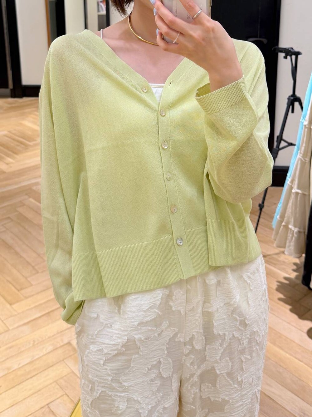 ホワイト系のショルダーバッグ、ホワイト系のパンプス、ホワイト系のその他パンツを着用したレディースの春コーディネートの9枚目の写真