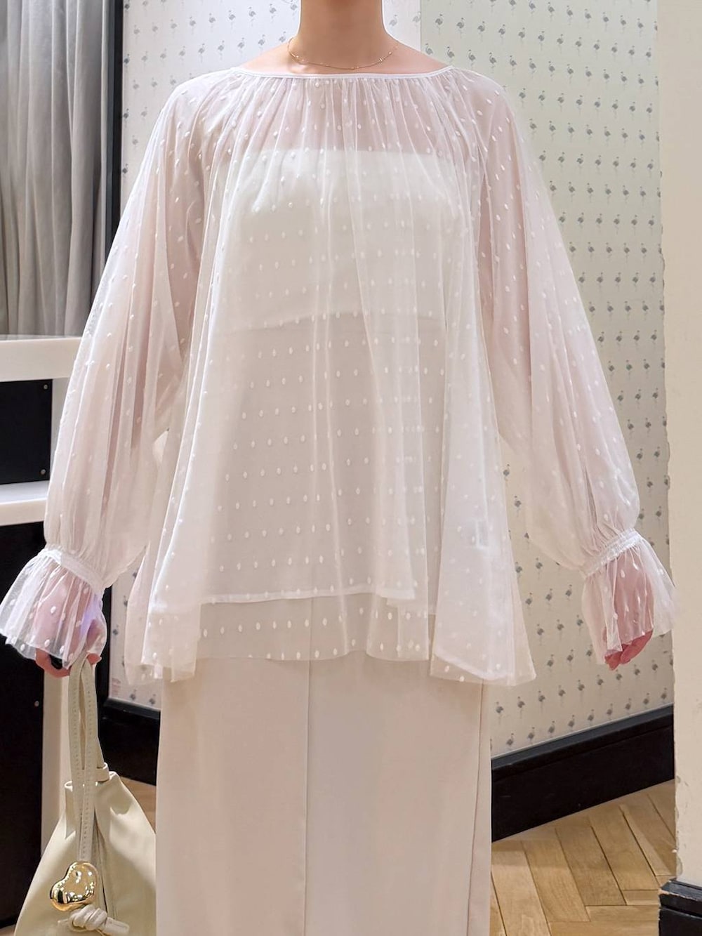 ホワイト系のシャツ/ブラウス、ブラック系のパンプス、ホワイト系のスカートを着用したレディースの冬コーディネートの5枚目の写真