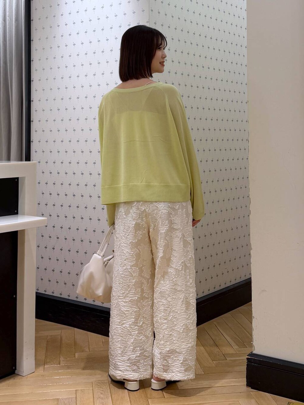 ホワイト系のショルダーバッグ、ホワイト系のパンプス、ホワイト系のその他パンツを着用したレディースの春コーディネートの5枚目の写真
