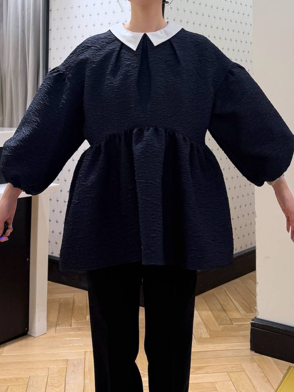 ブルー系のスーツセット、ブラウン系のローファーを着用したレディースの冬コーディネートの7枚目の写真