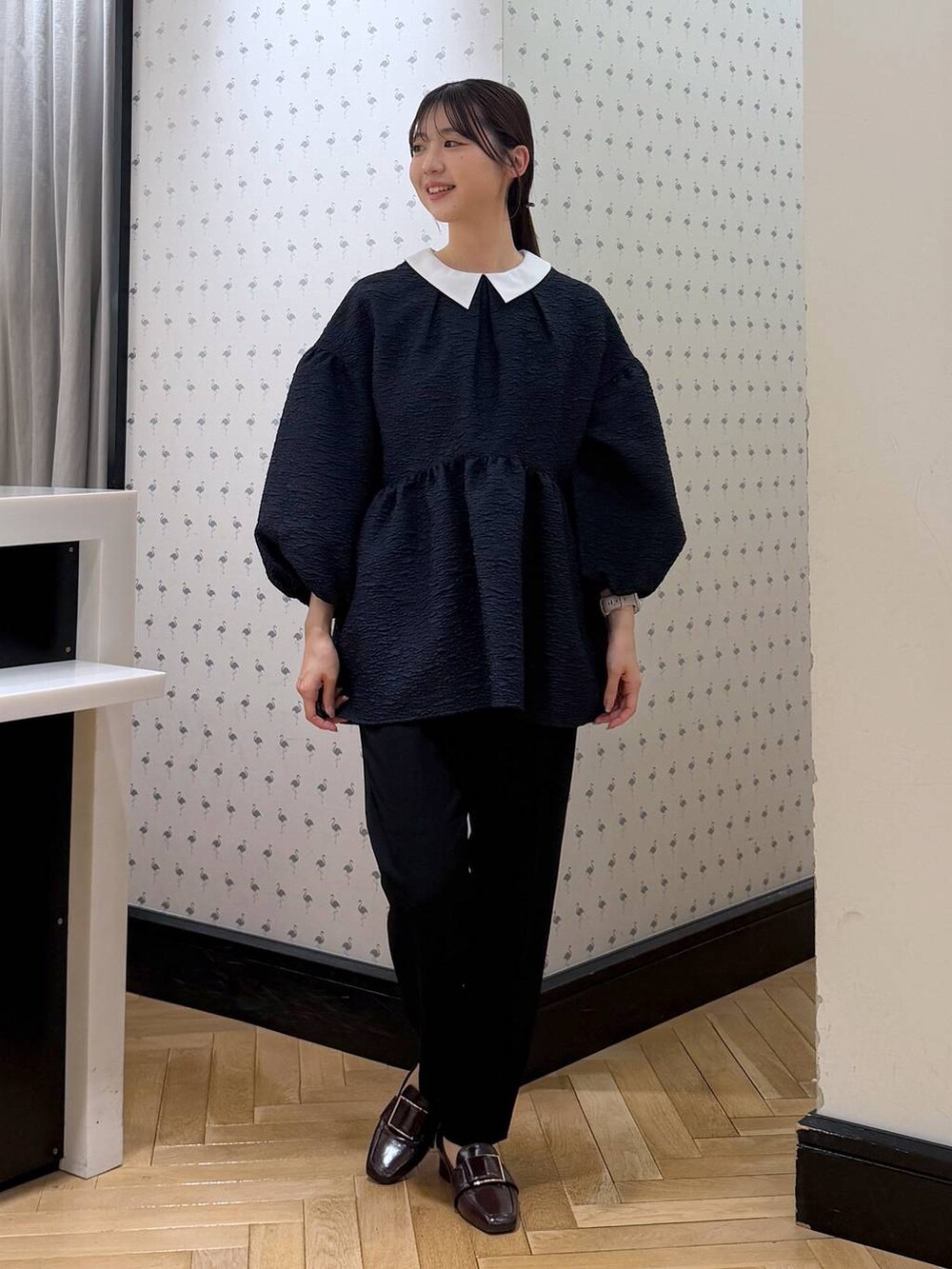 ブルー系のスーツセット、ブラウン系のローファーを着用したレディースの冬コーディネートの2枚目の写真