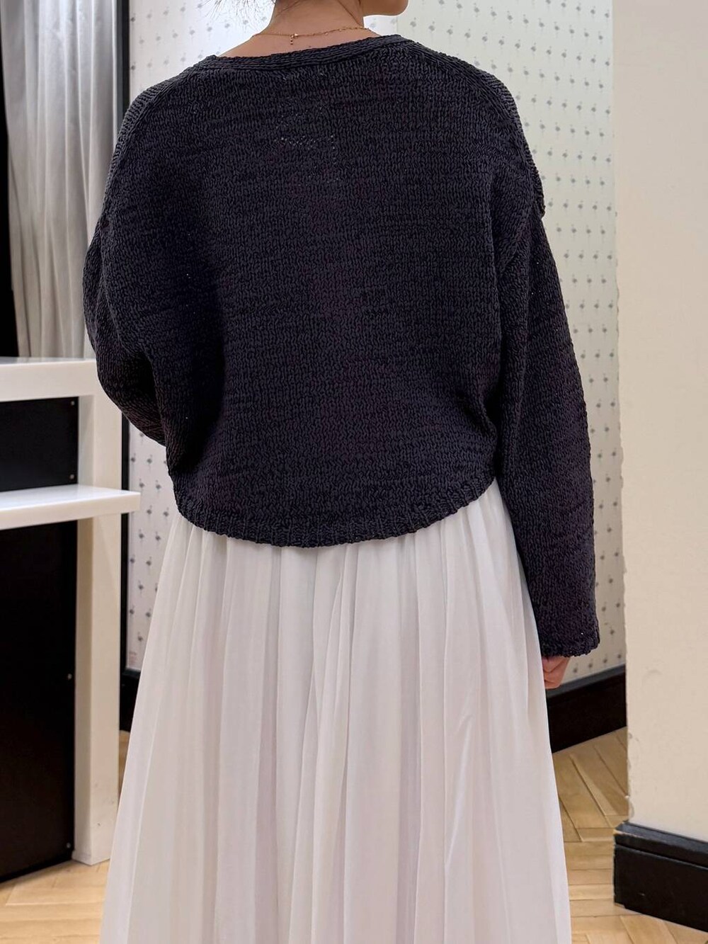 ホワイト系のスカート、ブラック系のローファー、ホワイト系のショルダーバッグを着用したレディースの冬コーディネートの6枚目の写真