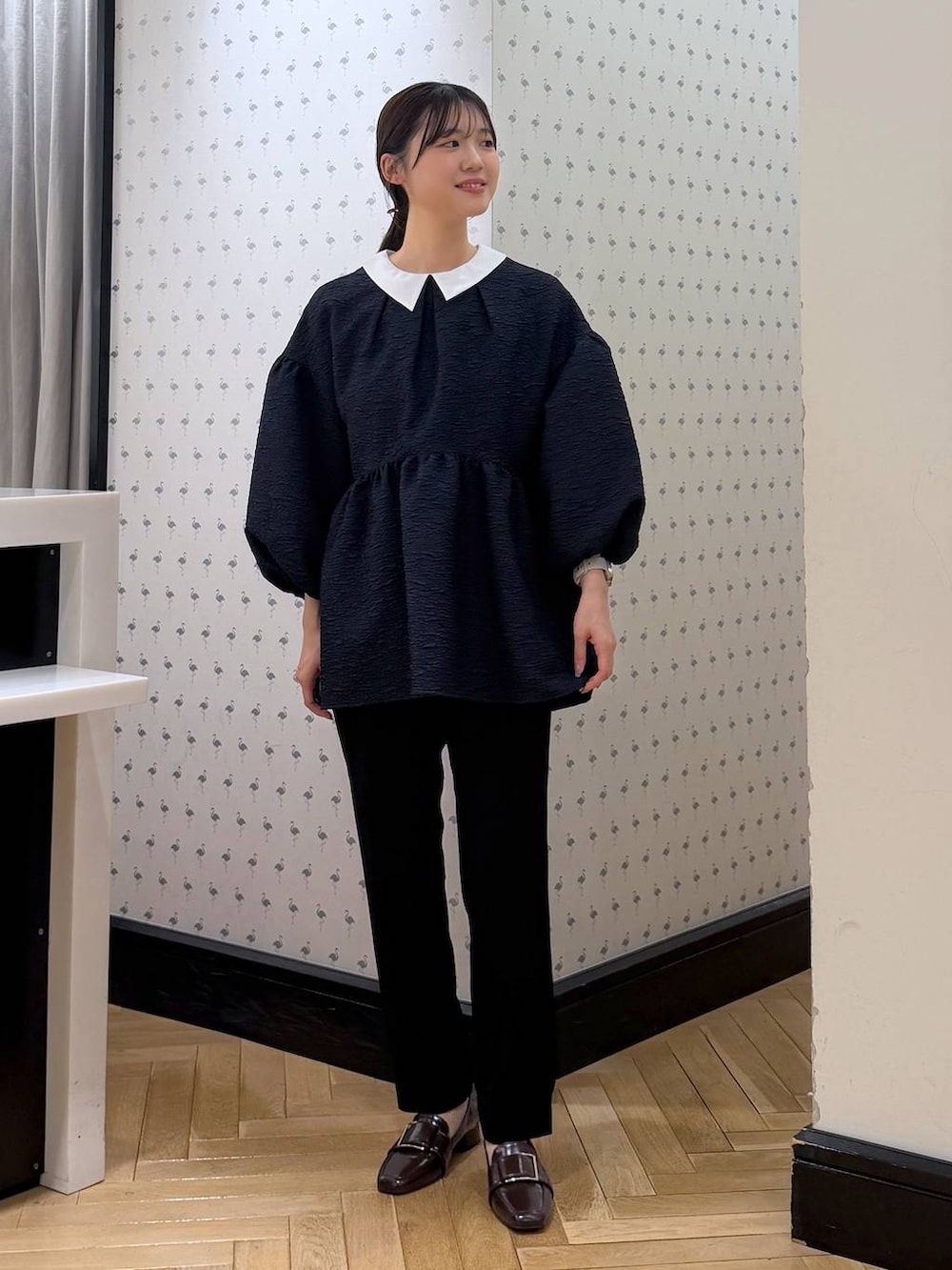 ブルー系のスーツセット、ブラウン系のローファーを着用したレディースの冬コーディネートの6枚目の写真