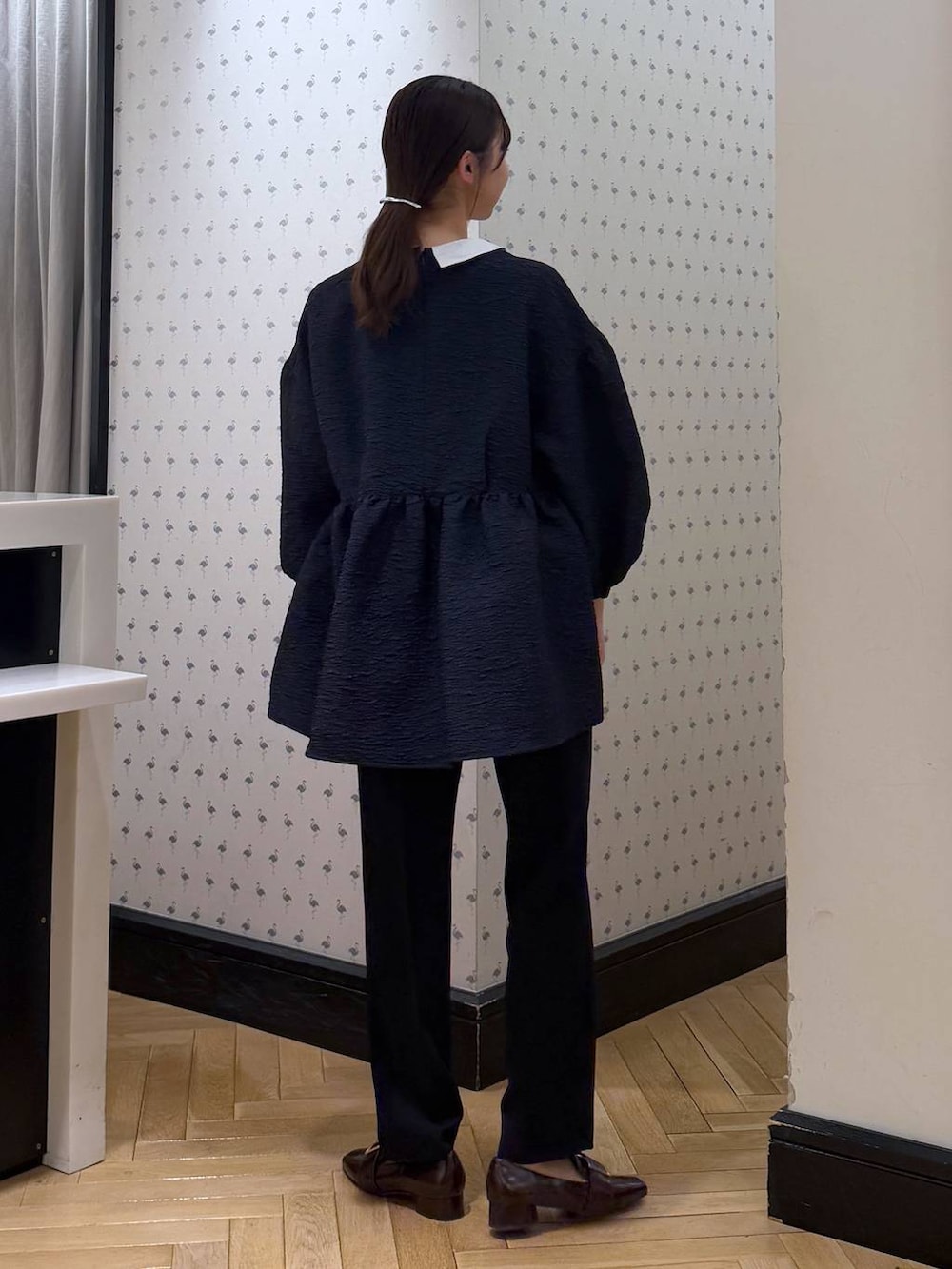 ブルー系のスーツセット、ブラウン系のローファーを着用したレディースの冬コーディネートの5枚目の写真