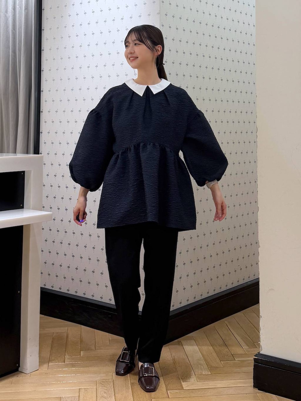 ブルー系のスーツセット、ブラウン系のローファーを着用したレディースの冬コーディネートの3枚目の写真