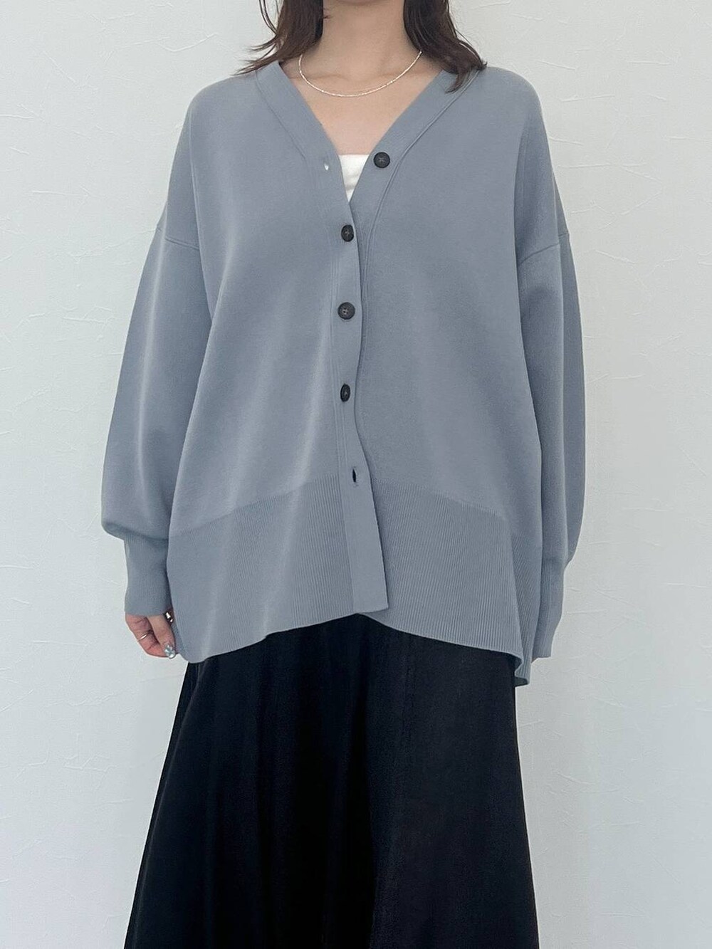 ブルー系のカーディガン/ボレロ、ブラック系のローファー、シルバー系のネックレスを着用したレディースの秋コーディネートの7枚目の写真