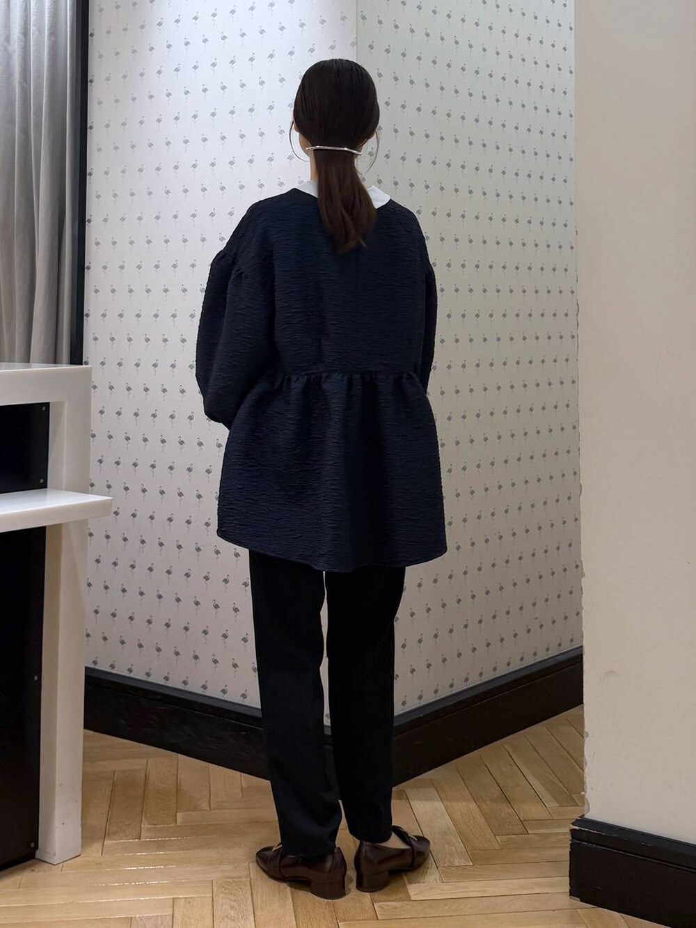 ブルー系のスーツセット、ブラウン系のローファーを着用したレディースの冬コーディネートの4枚目の写真