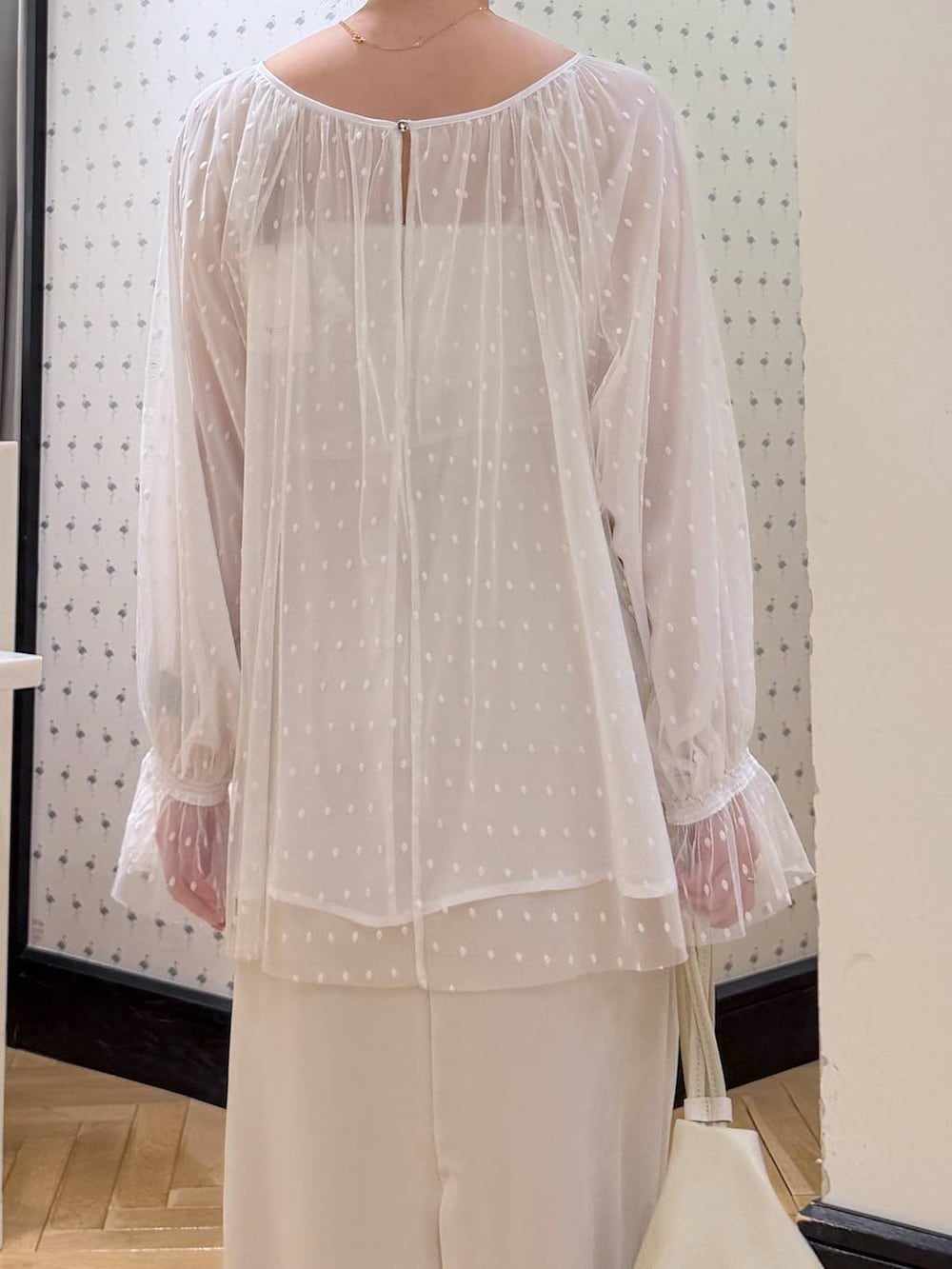 ホワイト系のシャツ/ブラウス、ブラック系のパンプス、ホワイト系のスカートを着用したレディースの冬コーディネートの6枚目の写真