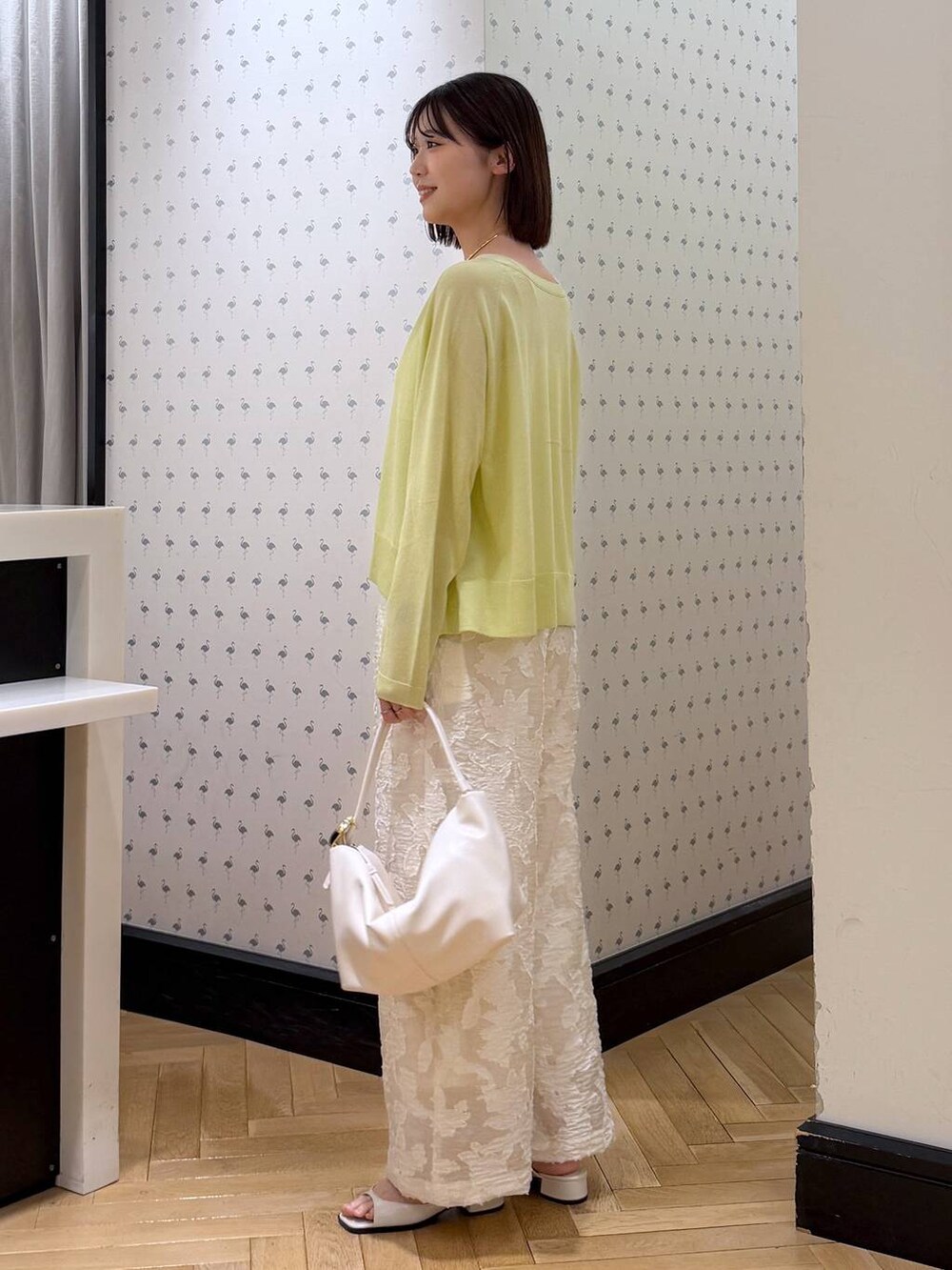 ホワイト系のショルダーバッグ、ホワイト系のパンプス、ホワイト系のその他パンツを着用したレディースの春コーディネートの4枚目の写真