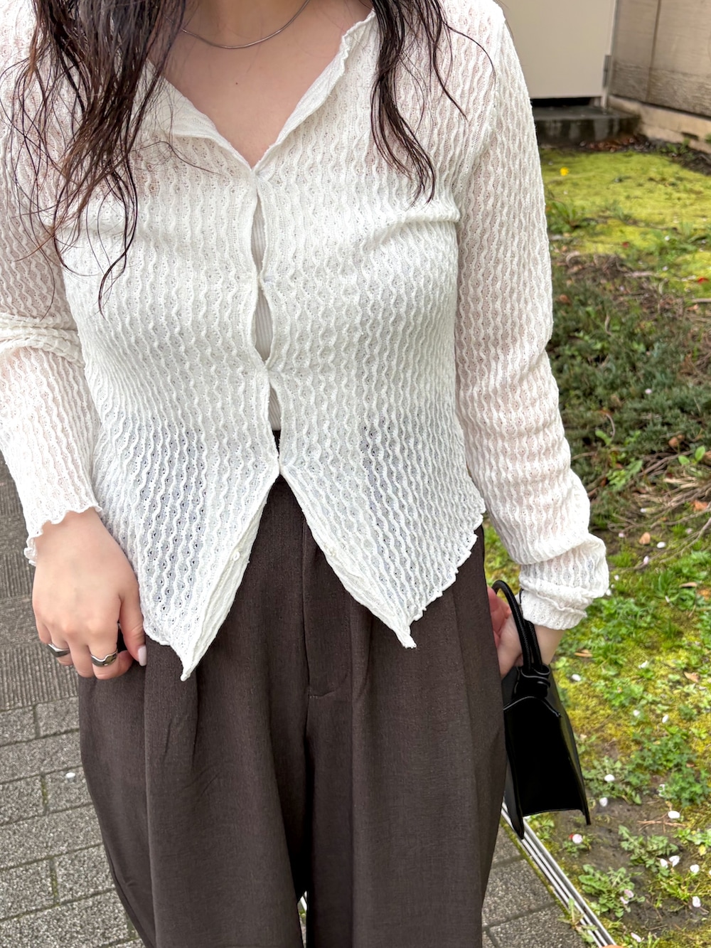 ホワイト系のTシャツ/カットソー、ブラウン系のその他パンツ、ブラック系のハンドバッグを着用したレディースの春コーディネートの2枚目の写真