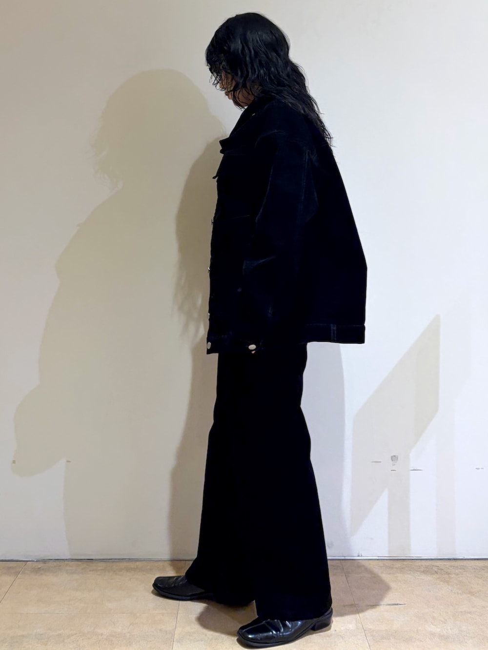 ブラック系のブルゾン、ブラック系のデニムパンツを着用したレディースの冬コーディネートの2枚目の写真