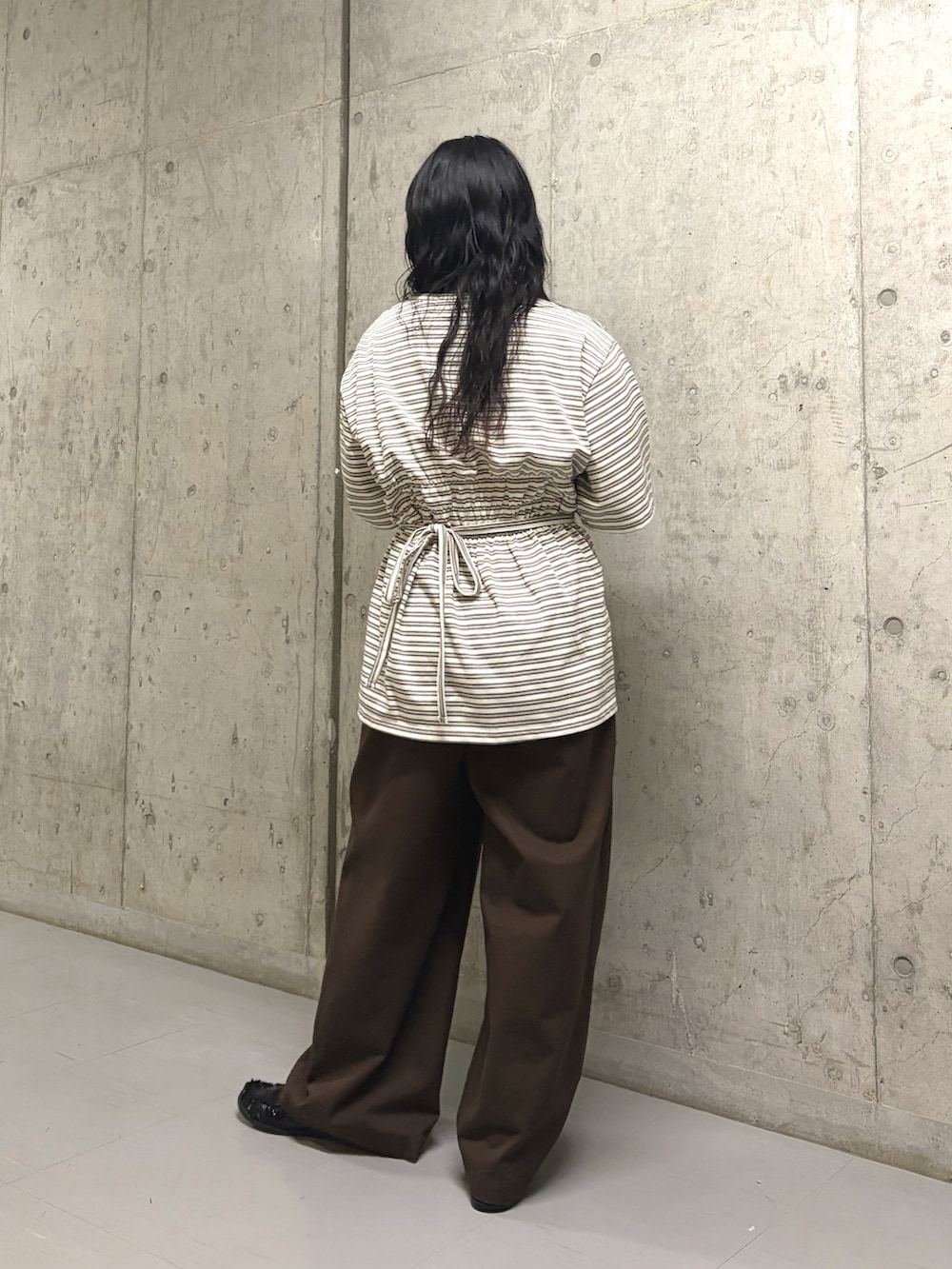 ホワイト系のTシャツ/カットソー、ブラウン系のその他パンツを着用したレディースの春コーディネートの2枚目の写真