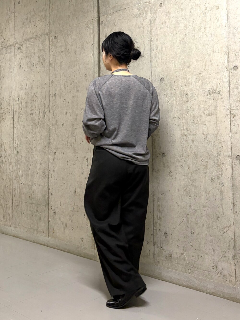 グレー系のTシャツ/カットソーを着用したレディースの冬コーディネートの2枚目の写真