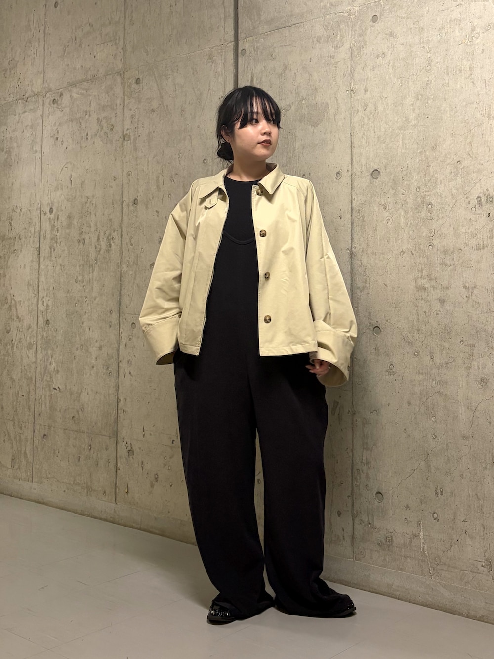 ブルー系のその他パンツ、グレー系のステンカラーコートを着用したレディースの春コーディネートの2枚目の写真