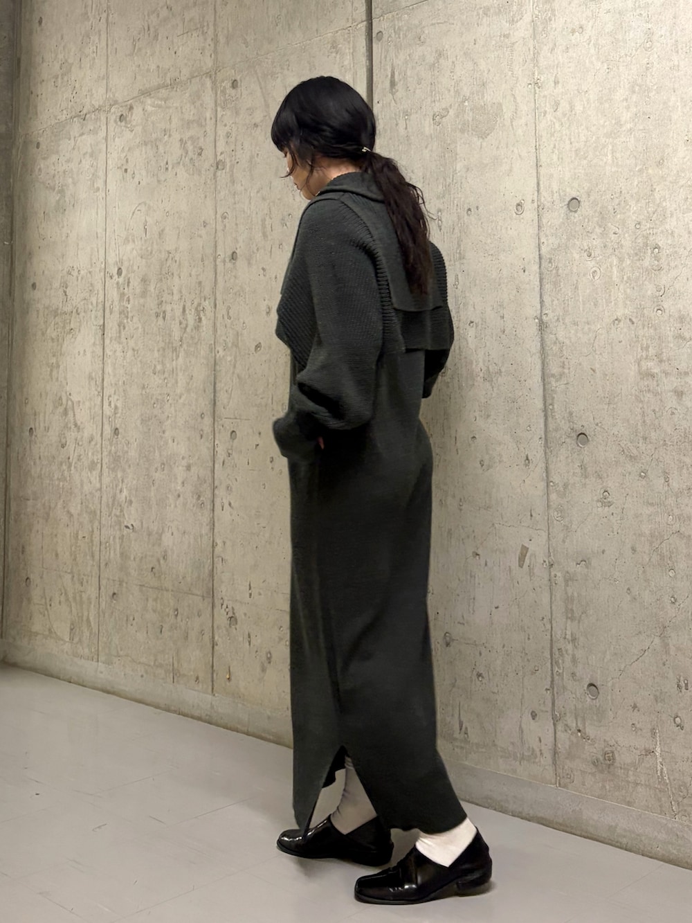 グレー系のワンピースを着用したレディースの冬コーディネートの2枚目の写真