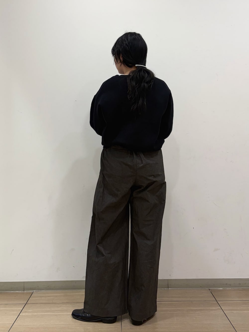 ブラック系のニット/セーター、グレー系のその他パンツを着用したレディースの冬コーディネートの2枚目の写真