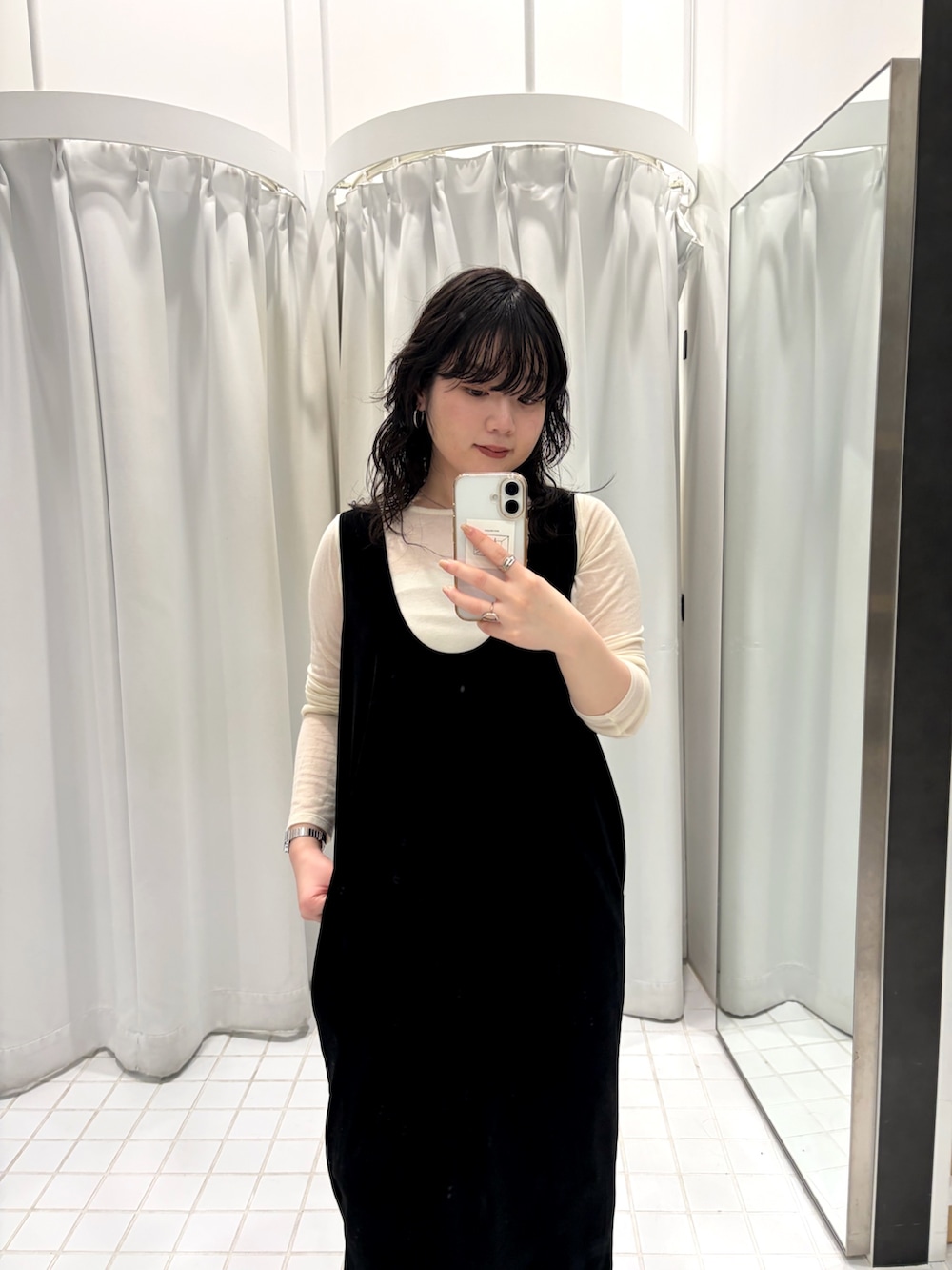 ホワイト系のTシャツ/カットソー、ブラック系のワンピースを着用したレディースの冬コーディネートの2枚目の写真