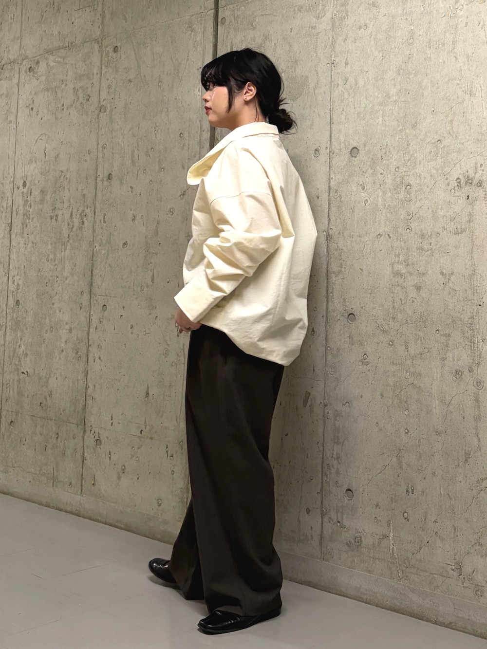 ホワイト系のその他アウター、ブラウン系のその他パンツを着用したレディースの春コーディネートの2枚目の写真