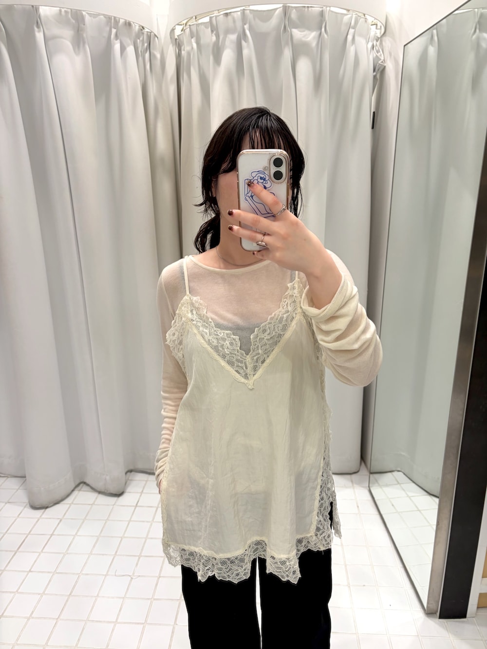 ホワイト系のキャミソール、ブラック系のデニムパンツ、ホワイト系のTシャツ/カットソーを着用したレディースの春コーディネートの2枚目の写真