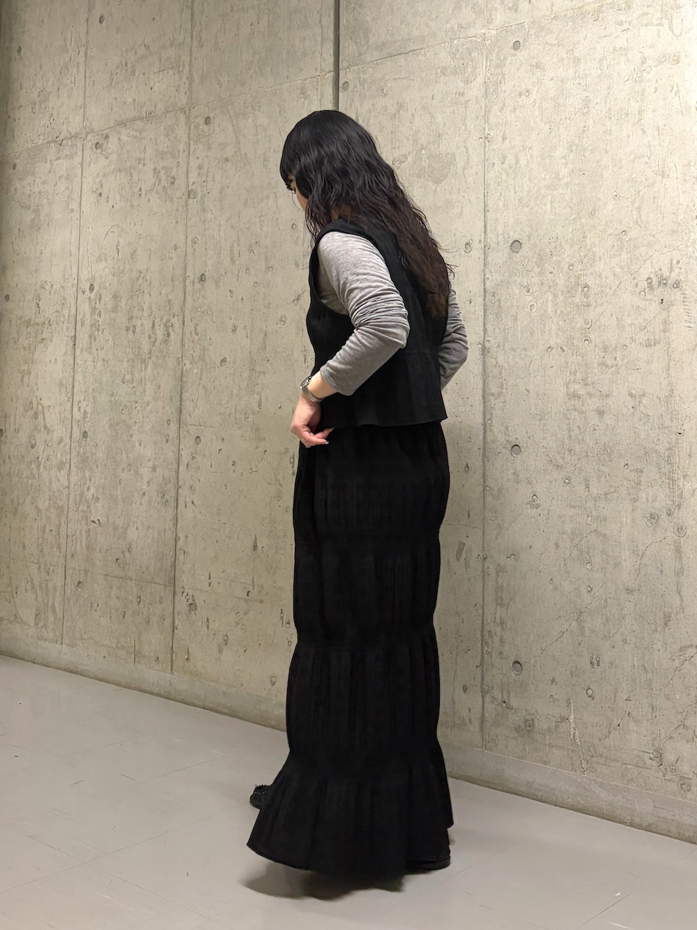 ブラック系のセットアップ、グレー系のTシャツ/カットソーを着用したレディースの春コーディネートの2枚目の写真