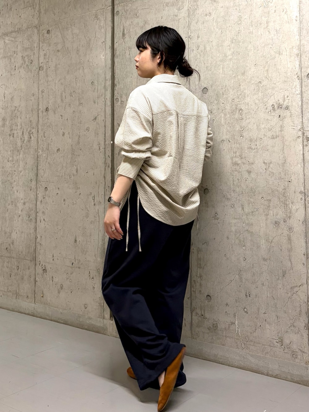 ベージュ系のシャツ/ブラウス、ブルー系のその他パンツを着用したレディースの春コーディネートの2枚目の写真