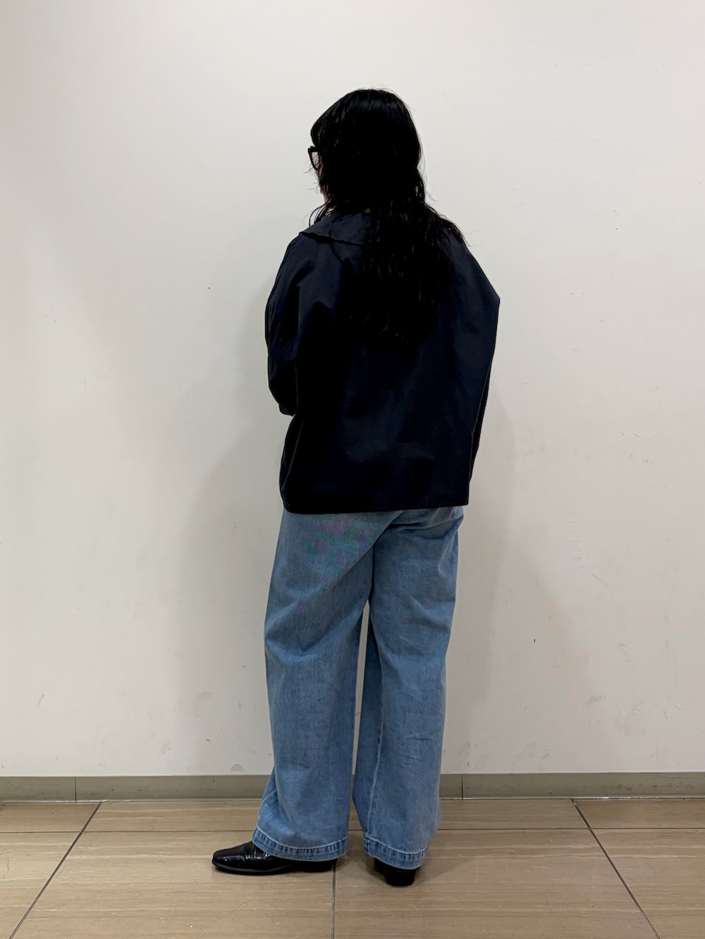 グレー系のシャツ/ブラウス、ブルー系のデニムパンツを着用したレディースの冬コーディネートの2枚目の写真