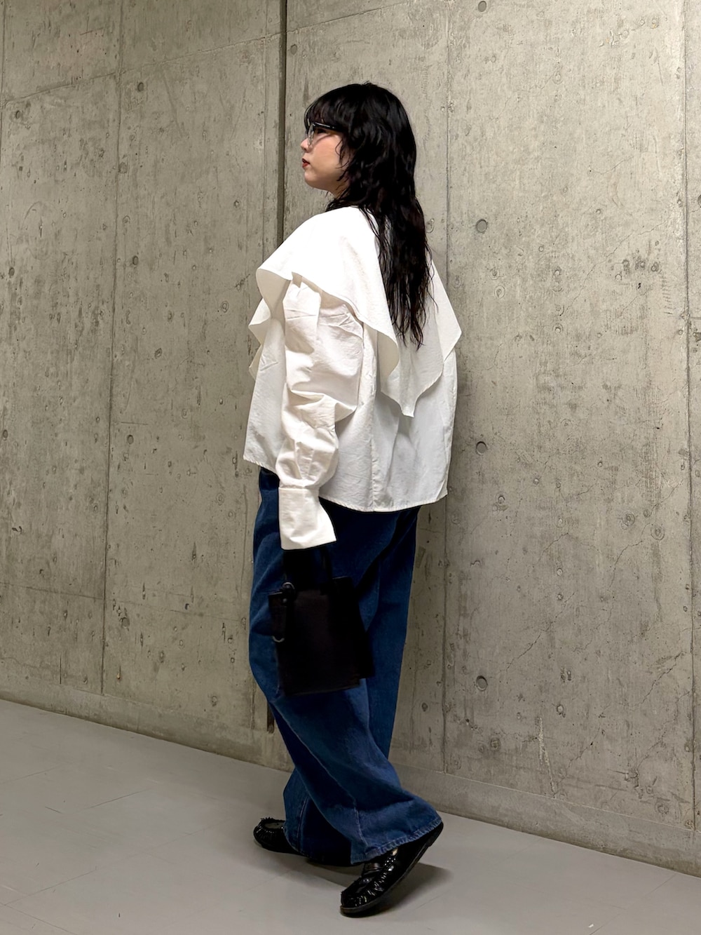 ホワイト系のシャツ/ブラウス、ブルー系のデニムパンツを着用したレディースの春コーディネートの2枚目の写真
