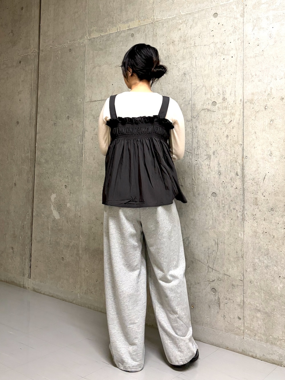 グレー系のその他トップス、グレー系のその他パンツ、ホワイト系のTシャツ/カットソーを着用したレディースの春コーディネートの2枚目の写真