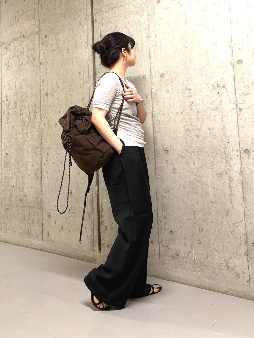 グレー系のTシャツ/カットソー、ブラック系のその他パンツを着用したレディースの春コーディネートの2枚目の写真