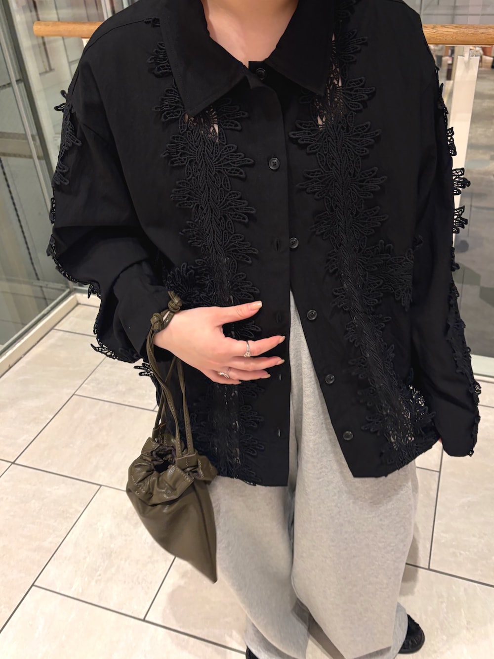 ブラック系のシャツ/ブラウス、グリーン系のショルダーバッグを着用したレディースの冬コーディネートの3枚目の写真