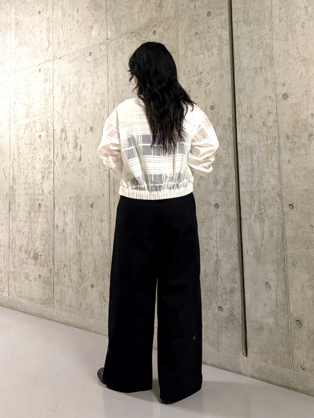 ホワイト系のシャツ/ブラウスを着用したレディースの春コーディネートの2枚目の写真