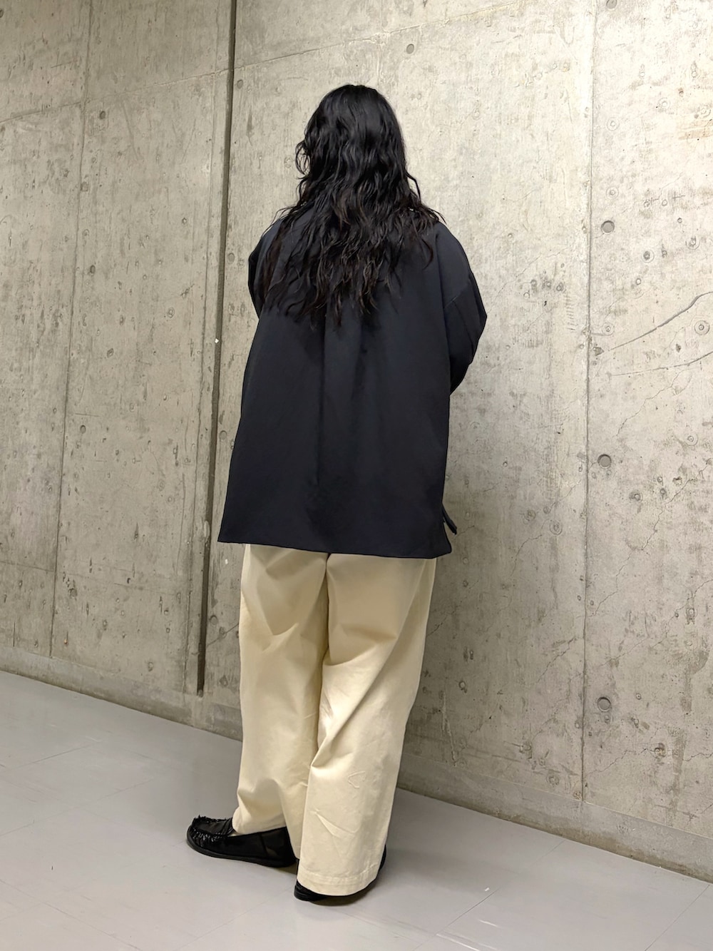 グレー系のその他アウター、ホワイト系のその他パンツを着用したレディースの春コーディネートの2枚目の写真