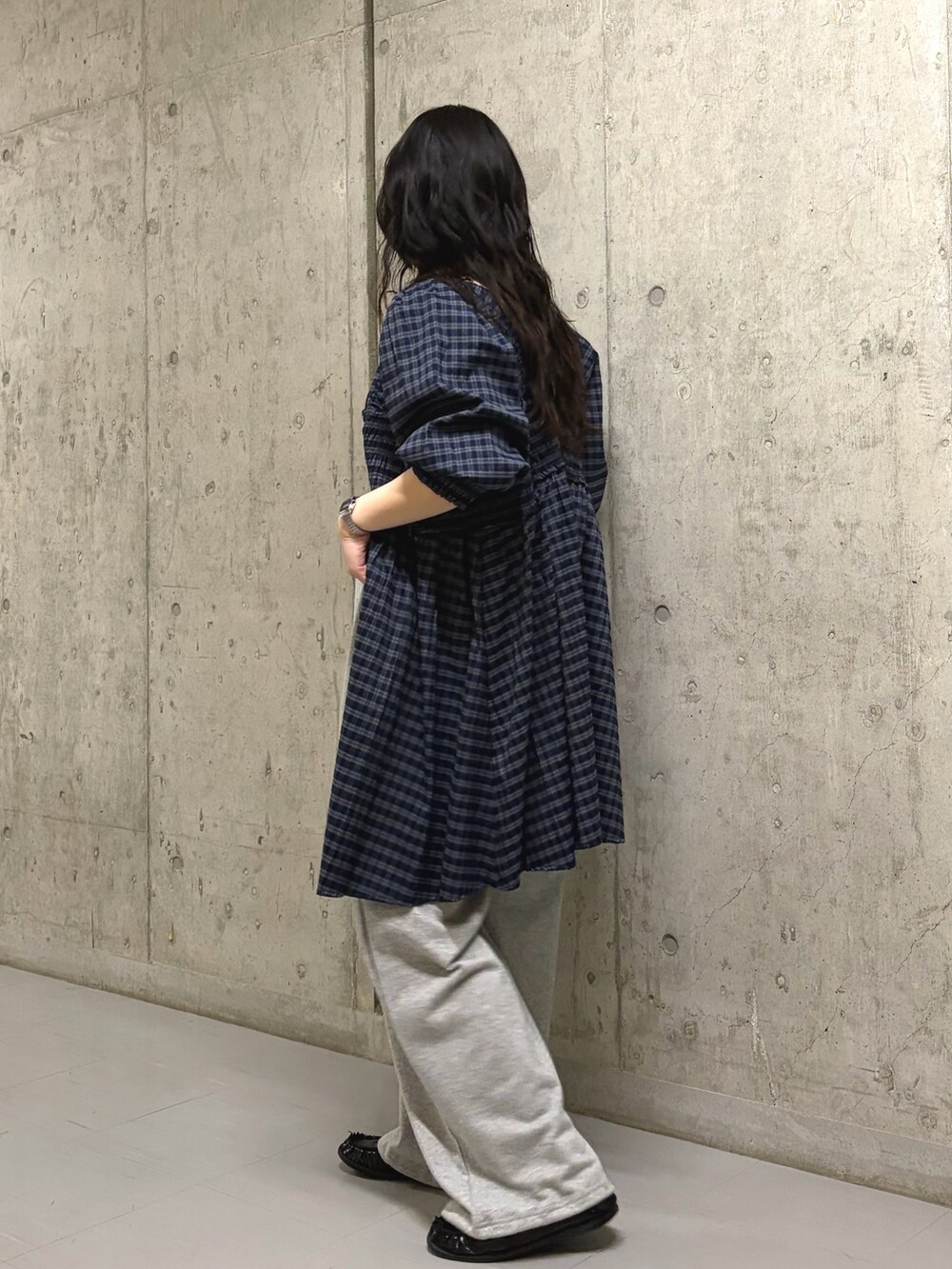 ブルー系のワンピース、グレー系のその他パンツを着用したレディースの春コーディネートの2枚目の写真