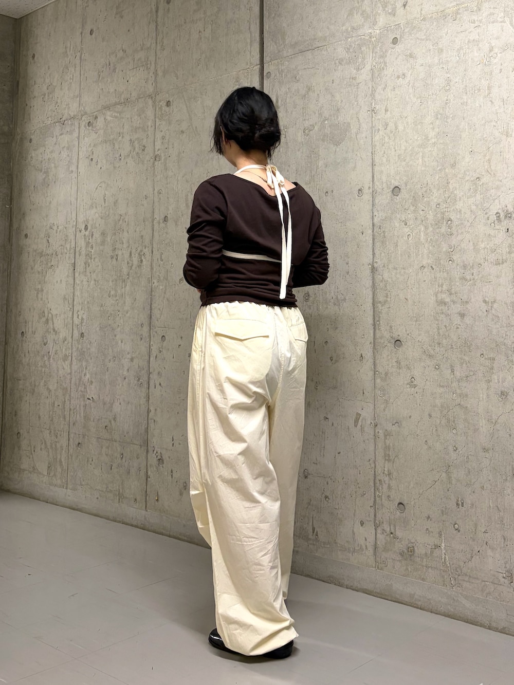 ブラウン系のTシャツ/カットソー、ホワイト系のその他パンツを着用したレディースの春コーディネートの2枚目の写真