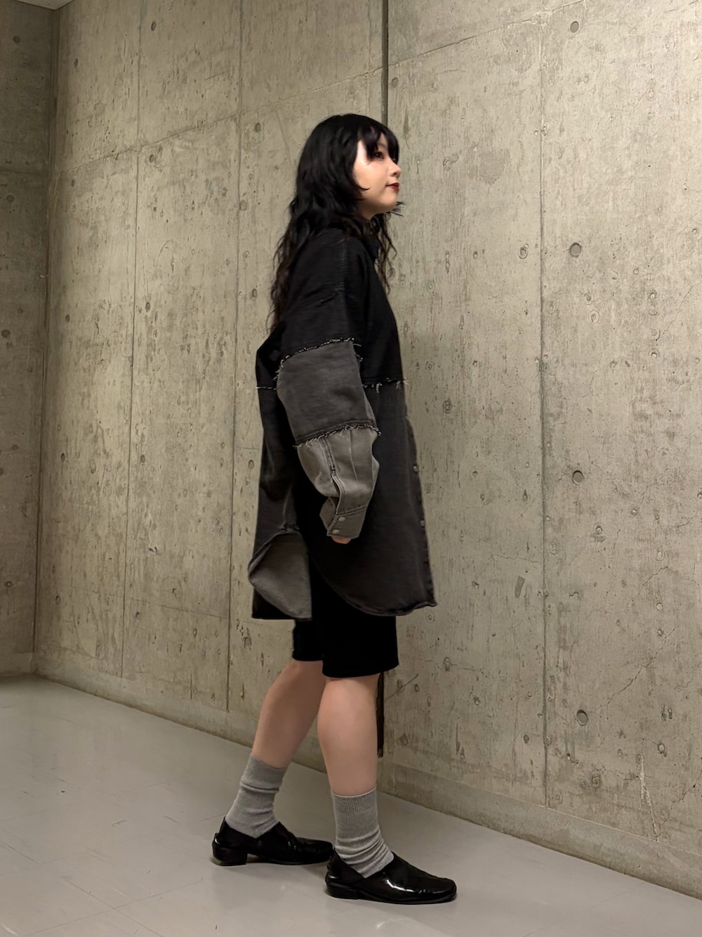 グレー系のシャツ/ブラウス、ブラック系のその他パンツを着用したレディースの冬コーディネートの2枚目の写真