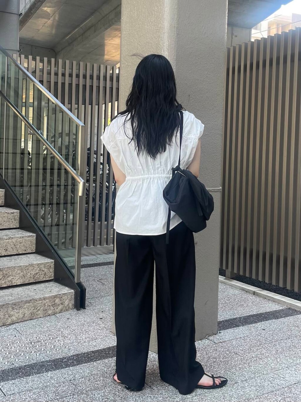 ブラック系のその他パンツ、ホワイト系のシャツ/ブラウスを着用したレディースの夏コーディネートの2枚目の写真