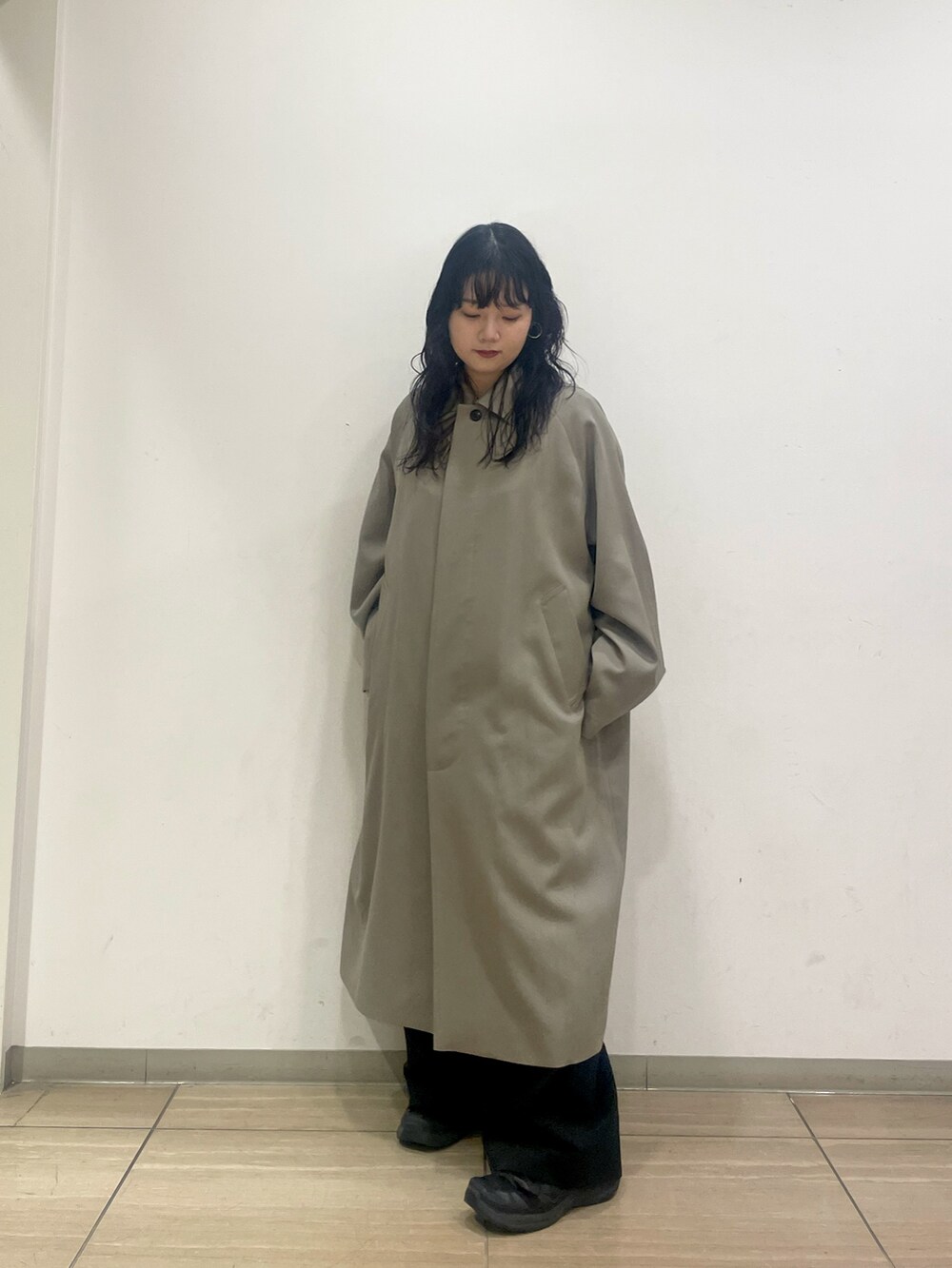 ホワイト系のTシャツ/カットソー、ブラック系のその他パンツ、グレー系のその他アウターを着用したレディースの秋コーディネートの2枚目の写真