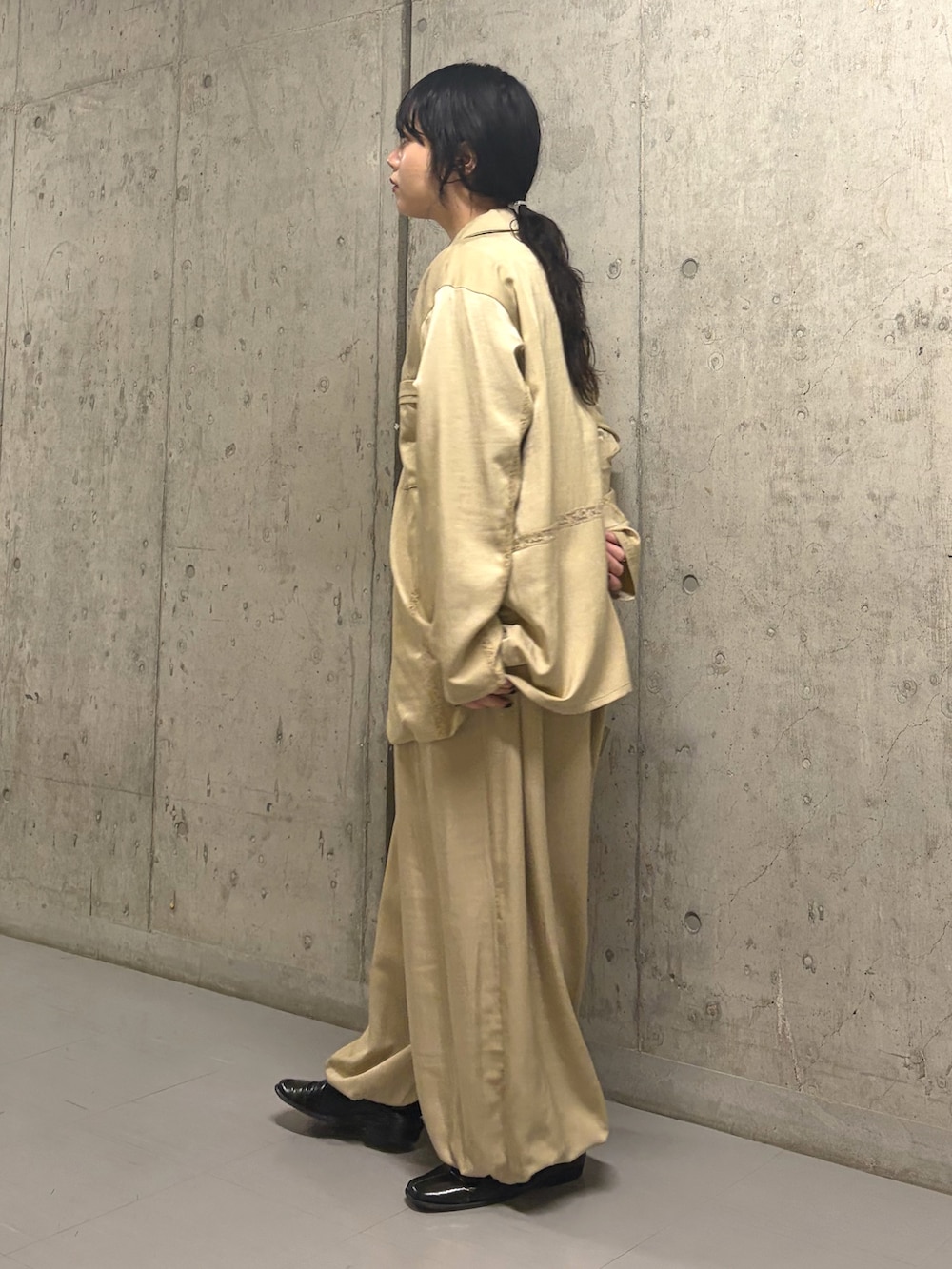 ベージュ系のシャツ/ブラウス、ベージュ系のその他パンツを着用したレディースの冬コーディネートの2枚目の写真